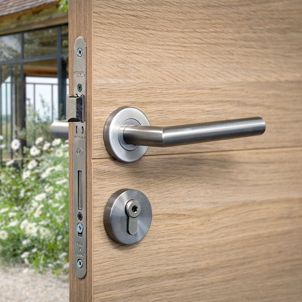 Comment choisir et installer une serrure encastrable pour une porte métallique