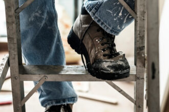 Chaussures professionnelles : ce que la loi impose vraiment à votre employeur