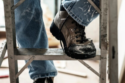 Chaussures professionnelles : ce que la loi impose vraiment à votre employeur
