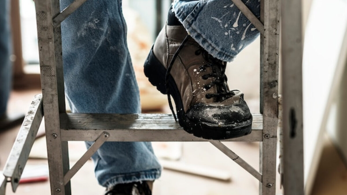 Chaussures professionnelles : ce que la loi impose vraiment à votre employeur